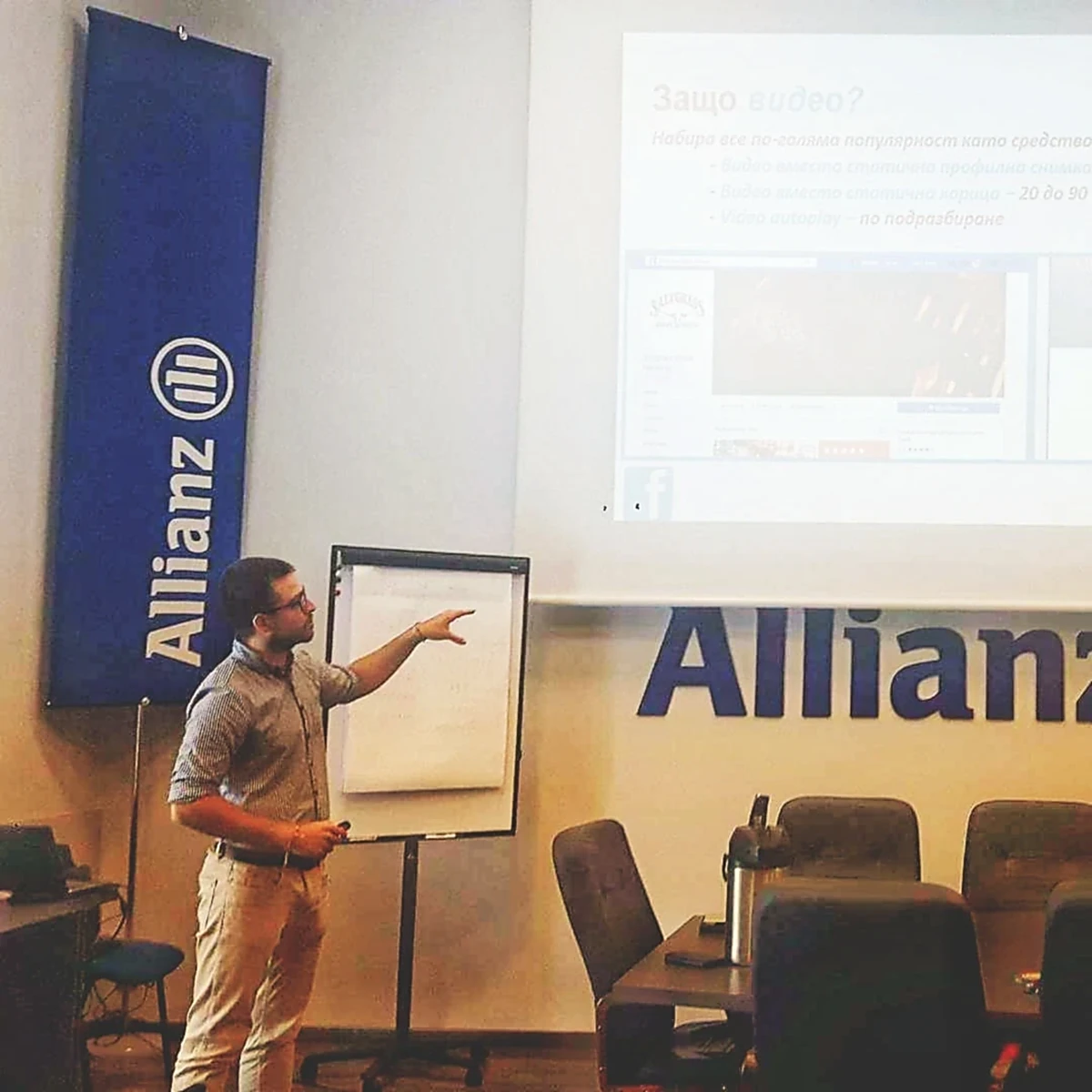 Yasen Rachev presenting an omni-channel marketing lecture at an Allianz business event